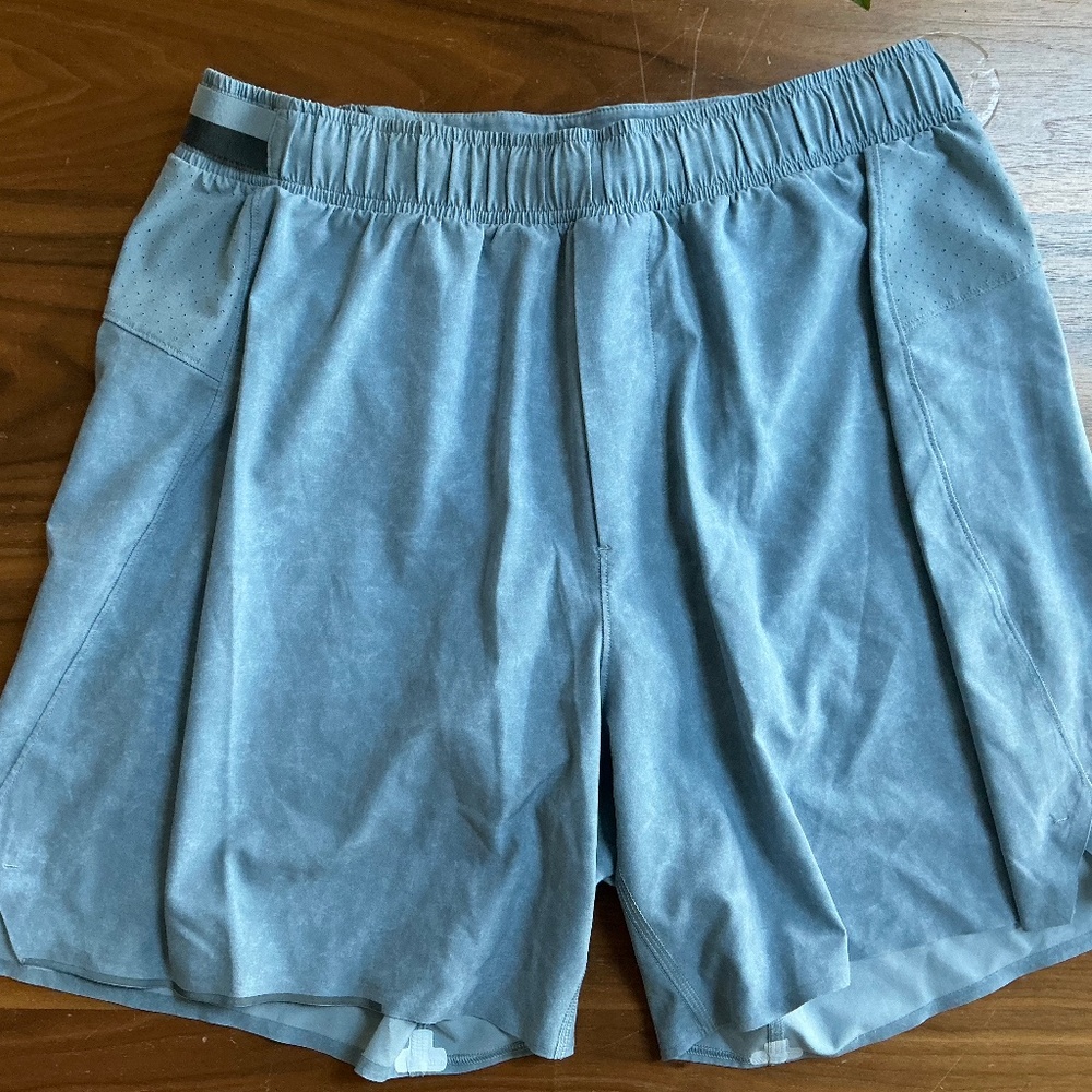 Lululemon Men’s 6” lined shorts size M